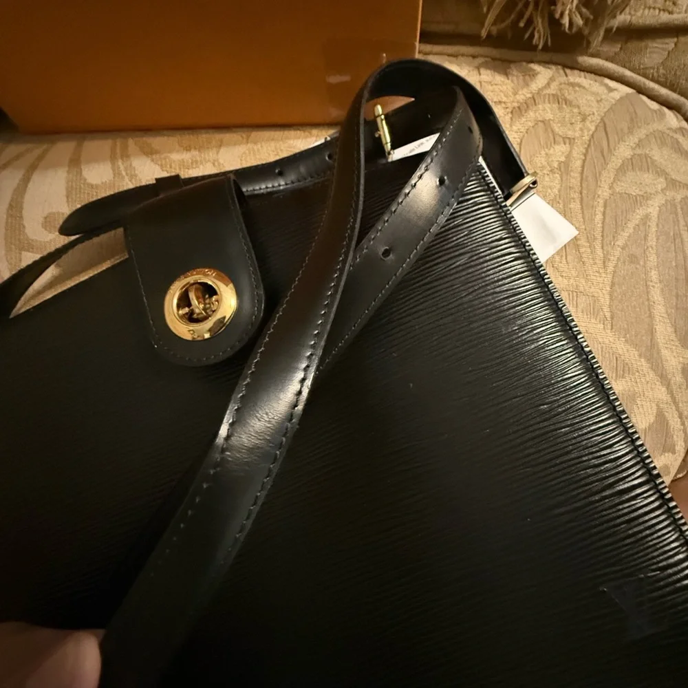 LOUIS VUITTON Capucines Black EPI Leather Women's Shoulder Bag - Picture 13 of 17